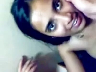 Mavi gözlü sevimli sarışın kamerada çıplak amator anal video