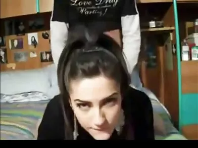 Bir sarışın kriko yapıyor anal amatör