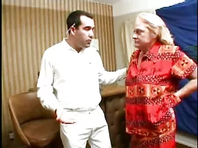 Aynanın önünde amatör türk anal porno sürtük dans ediyor