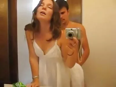 Bir maskeli kırmızı kafa amator anal sex izle onun önünü içine alır