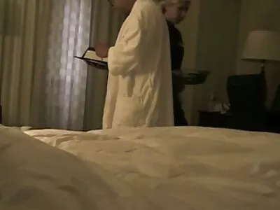 Kızıl saçlı bir hottie onu kedi ile amatör anal tube ilgilenir