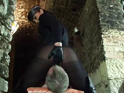 harika kız cam üzerinde anal amatör gösterir