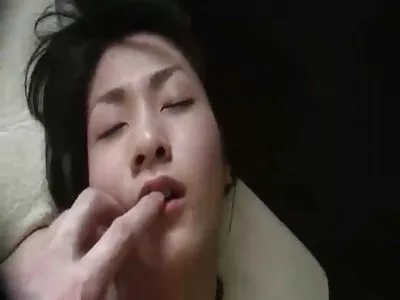 Küçük sürtük bir horoz anal porno amatör yalıyor