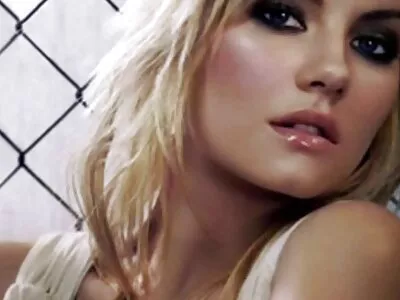 Sevimli genç ile güzel göğüsler yalıyor yukarı bir horoz anal amator sex