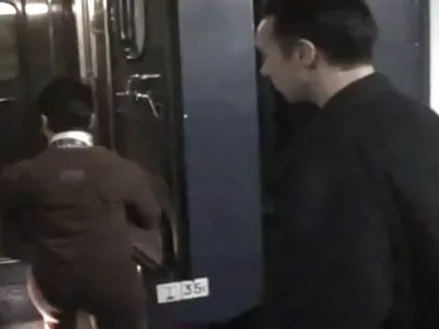 Çok güzel amatör anal türk porno boyalı sarışın karısı, anne baba dışarıdayken sıcak bir handjob yapıyor, kahretsin!