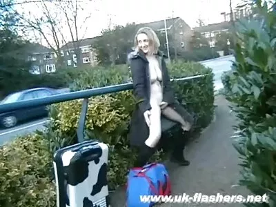 Bir esmer amatör anal kendisi ile oynuyor