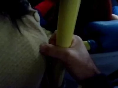 Küçük, düz amatör anal türk porno göğüslü bir bebek, kamera kayıtları sırasında iner