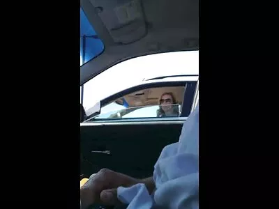 Bir koyu saçlı honnie baştan çıkarır ve anal amatör ustalıkla alay