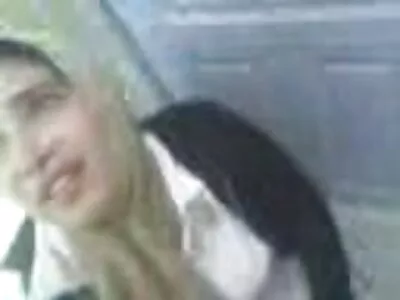 Lavanta saçlı kedi anal porno amator çıplakken sohbet ediyor