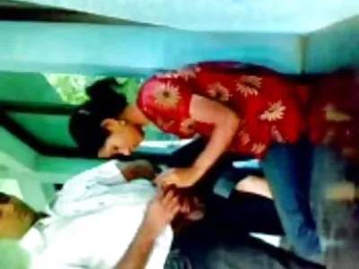 Kız oral seks yapar ve amatör anal porno taşakları yalar ve sonra seks yapar