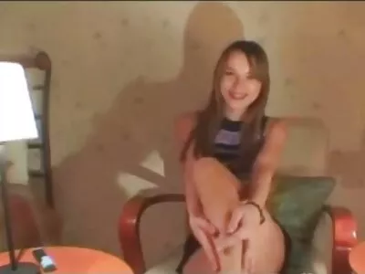 Güzel esmer eş eğlence ile bir yapay penis önce almak sikme köpek tarafından şehvetli anal porno amatör koca