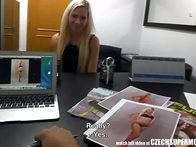 sarışın parmaklar onu sıkı kapmak amatör anal