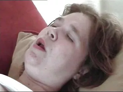 Çıplak porno amator anal kadın bir yapay penis sürmek