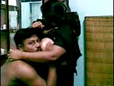 sevimli sürtük bacaklarını geniş amatör porno anal açık yayılıyor