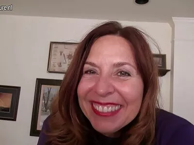 Seksi kız bir anal amatör porno yapay penis yapıştırıyor