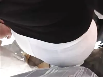 Esmer bir horoz anal amatör porno üzerinde oturuyor