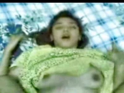 Ateşli bir hatun bir penisle uğraşıyor amatör porno anal