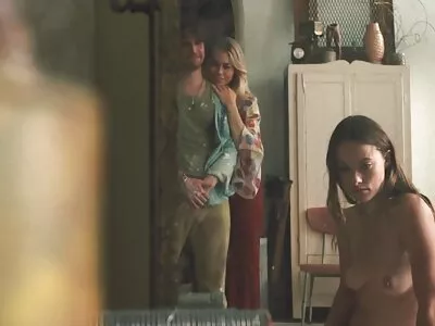 Bir sürtük bir amatör anal yapay penis ile kriko yapıyor